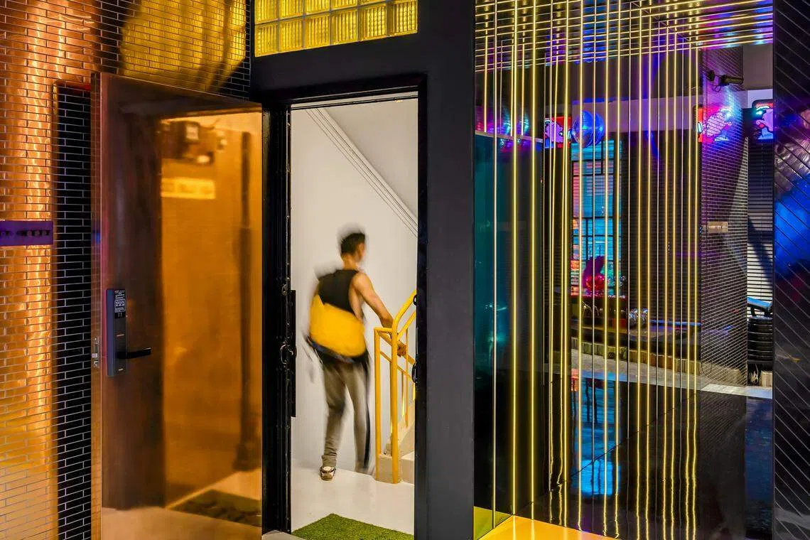 房子大门内外是两个不同的世界。（Aaron Pong提供）