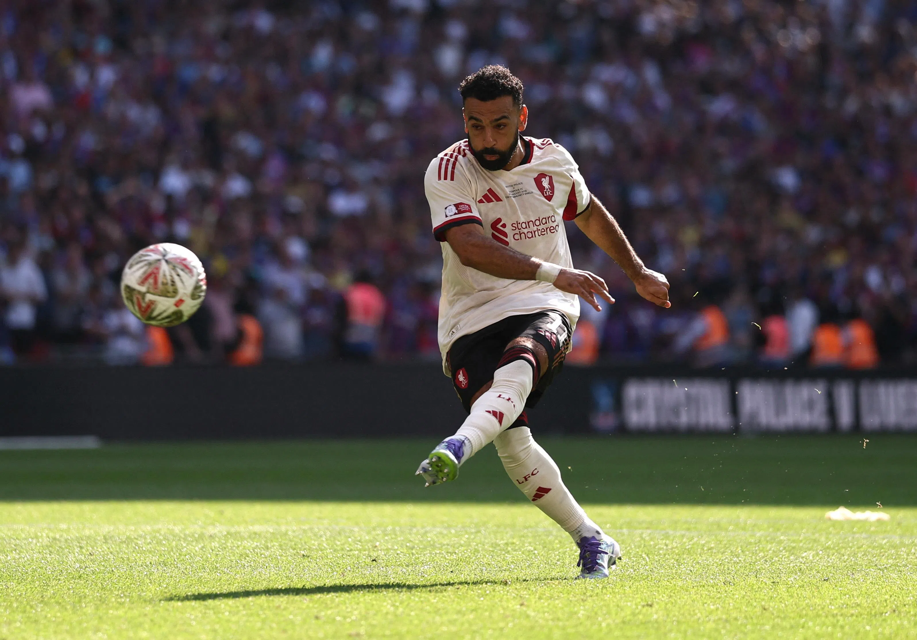 红军右边锋萨拉赫上场比赛几乎全场迷失。不过，据英超官方统计，萨拉赫也是英超揭幕战进球最多的球员（九个进球），此役有望找回状态，扩大这一纪录。（路透社）