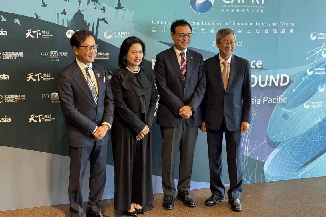 台湾亚太坚韧研究基金会5月12日举办“共筑韧性 新创亚太”国际论坛，邀请新加坡淡马锡控股董事长林文兴与台湾富邦集团董事长蔡明忠、日本三得利控股会长新浪刚史等企业界领袖就亚洲企业如何因应新局，进行座谈。左起为蔡明忠、座谈主持人亚洲企业领袖协会执行长鲍杏婷、新浪刚史、林文兴。（缪宗翰摄）