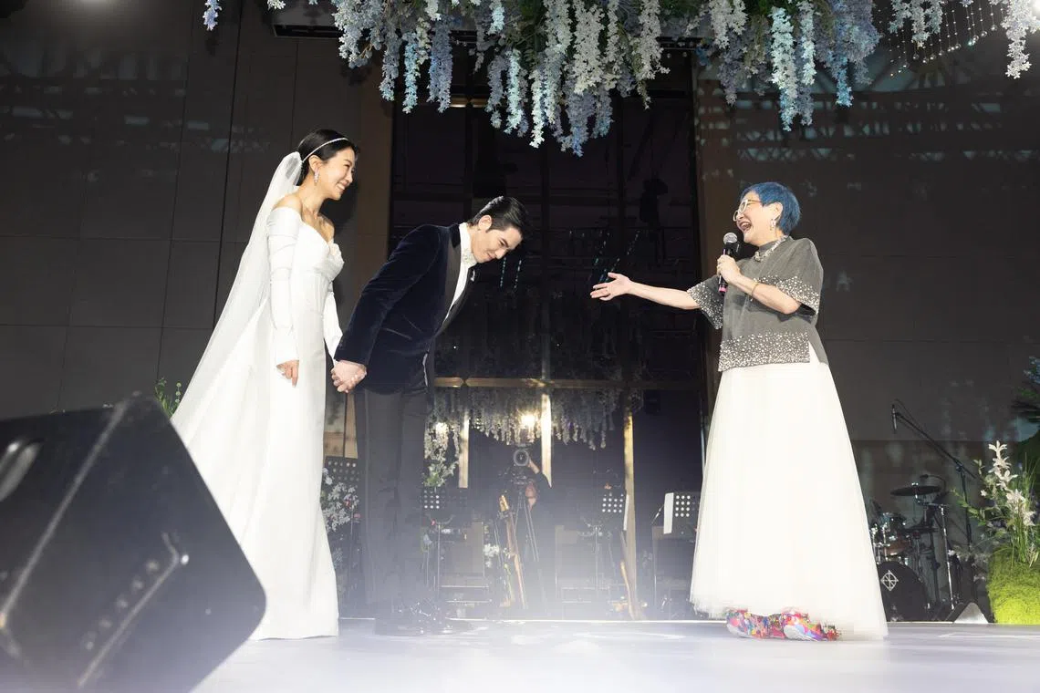 张小燕（右）是萧敬腾（中）和林有慧（左）的证婚人。（取自喜鹊娱乐脸书）