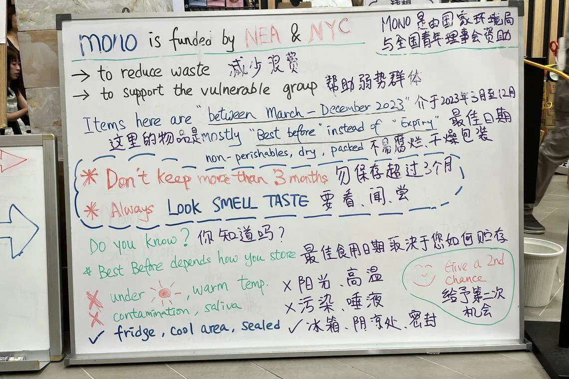 在MoNo消费前，建议先细读入口处的海报和白板，了解食物的贮存方法以及食用前注意事项。（陈映蓁摄）