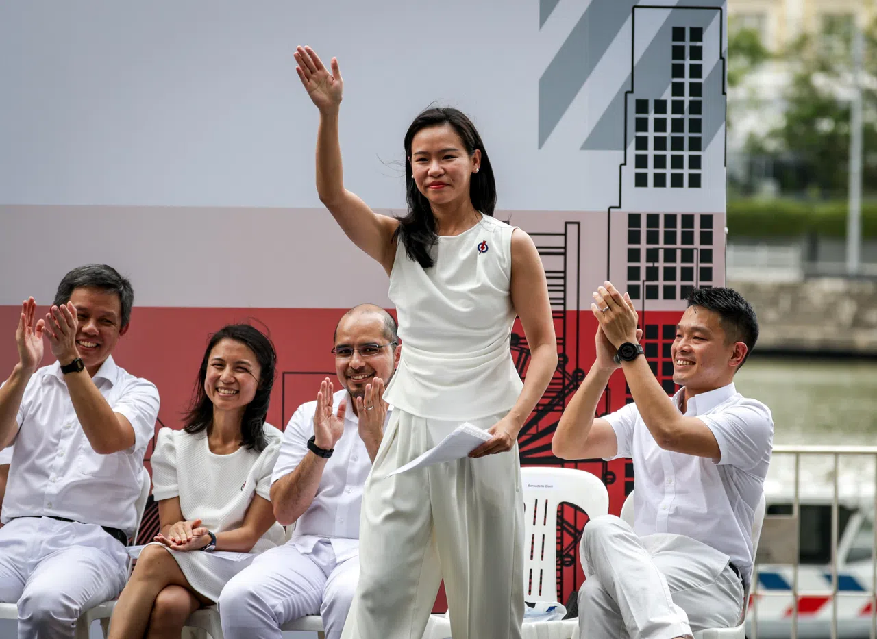 行动党盛港集选区候选人王诗佳（前排）在浮尔顿午间群众大会上说，新加坡从来不是建立在恐惧之上，而是由勇气、开放和团结奋进的精神所铸就的。其他参与这场群众大会的行动党候选人有行动党助理秘书长、教育部长陈振声（后排左起）、义顺集选区候选人吴函燕和赛义德哈伦（Syed Harun Alhabsyi），以及裕廊东—武吉巴督集选区候选人许德财等人。（叶振忠摄）