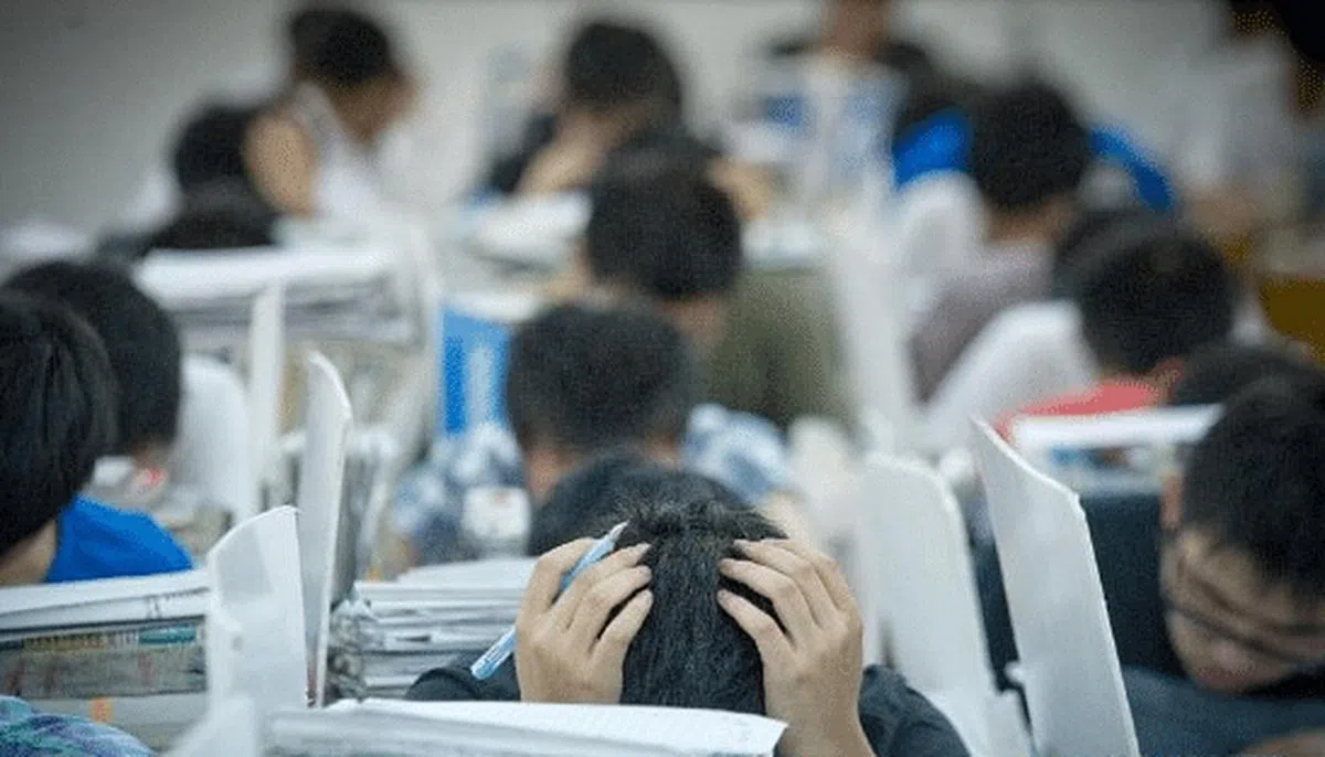 “小镇做题家”指代那些出身于小城市或者县城，因为善于考试、做题，最终考入名校的人。图为安徽毛坦厂中学的学生在苦读。（新华社）