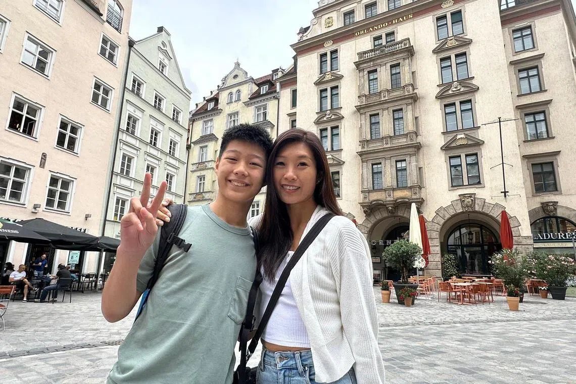 孙萱伶（右）的14岁儿子喜欢与朋友上网打游戏，如今孩子升入中学，她担忧他接触不良内容，希望通过沟通教导孩子正确的价值观。（受访者提供）