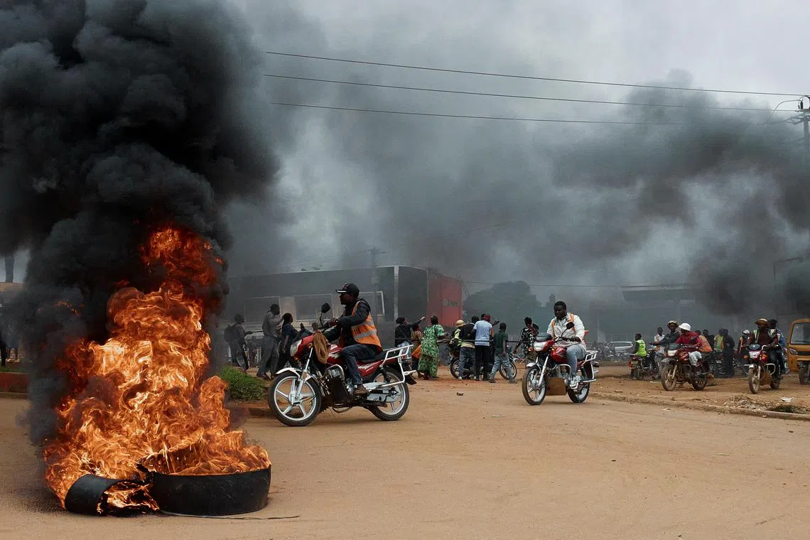 7月14日，在刚果民主共和国北基伍省贝尼市（Beni），刚果民主共和国武装部队殉职军人遗孀点燃篝火，要求政府提供赔偿等福利。（路透社）