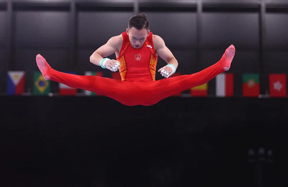 肖若腾昨天在单杆项目的其中一个动作。（路透社）