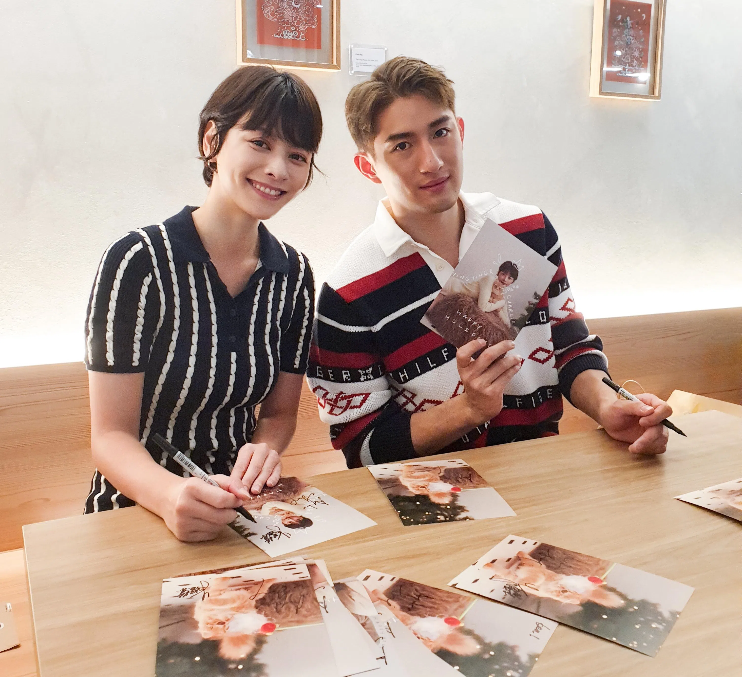 何盈莹（左）和孙政并他们与爱猫的照片印刷成明信片和海报出售，收益将用来支持救助流浪猫，并且照顾它们的团体。