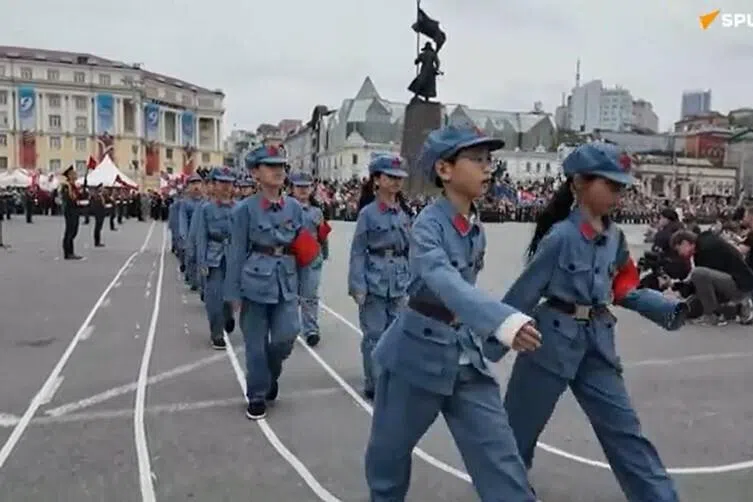 中国小学生参加海参崴纪念胜利日游行