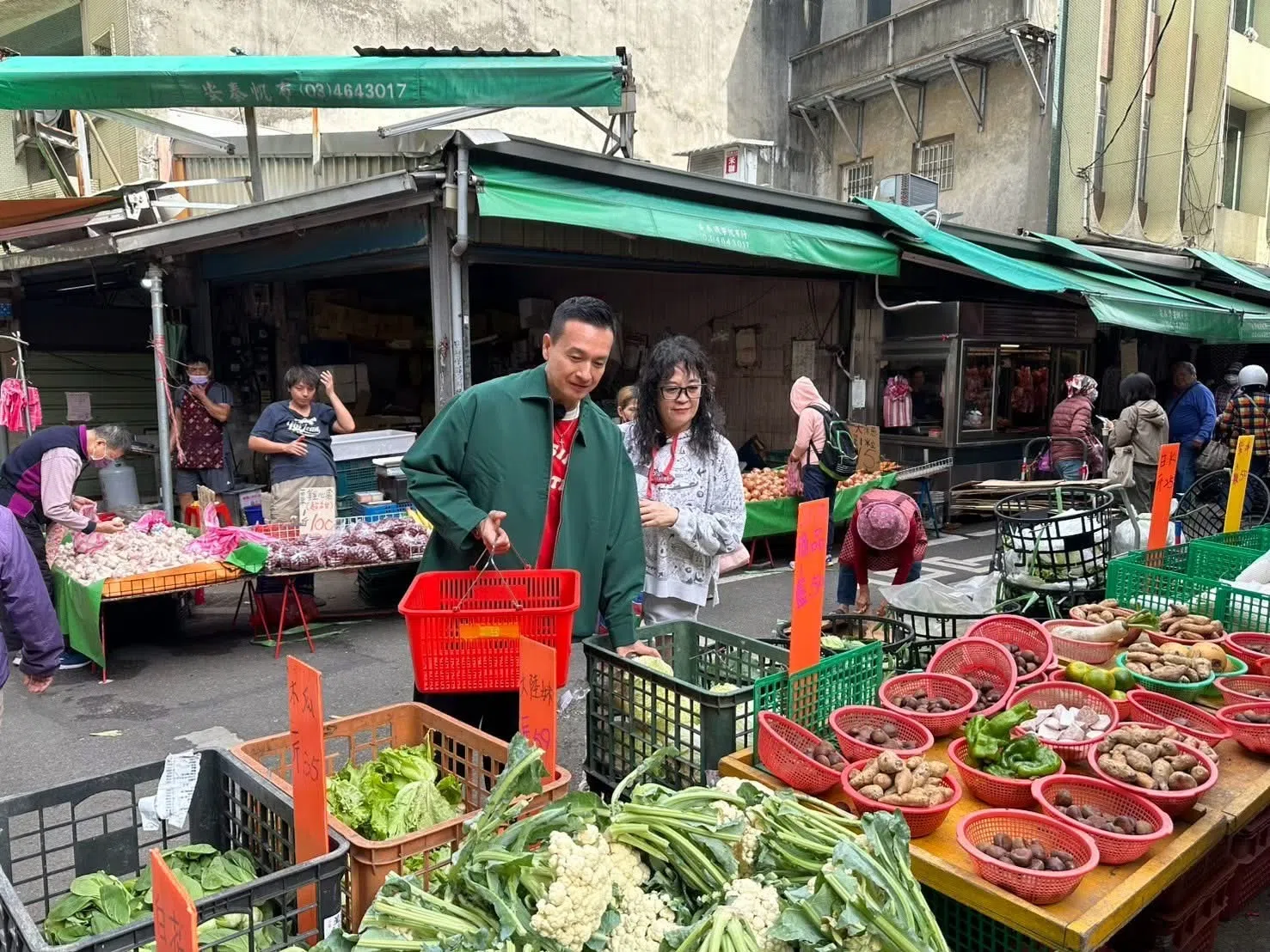 小钟和姐姐在熟悉的菜市场采买食材，勾起了小时候的记忆。（互联网）