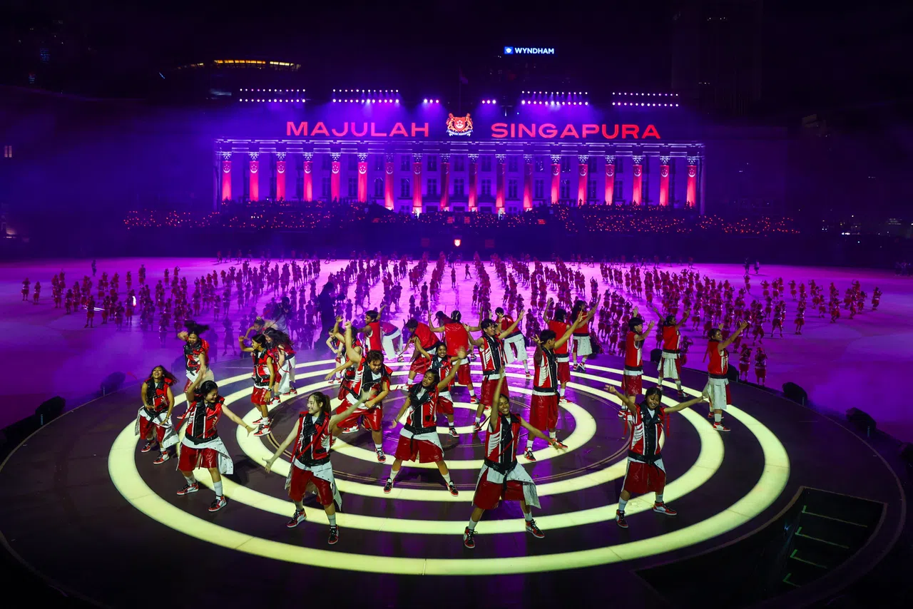 在表演的第四幕中，来自STNY Brothers的舞者，伴随震撼有力的打击乐表演舞动身躯，将现场气氛推向最高潮。（白艳琳摄）