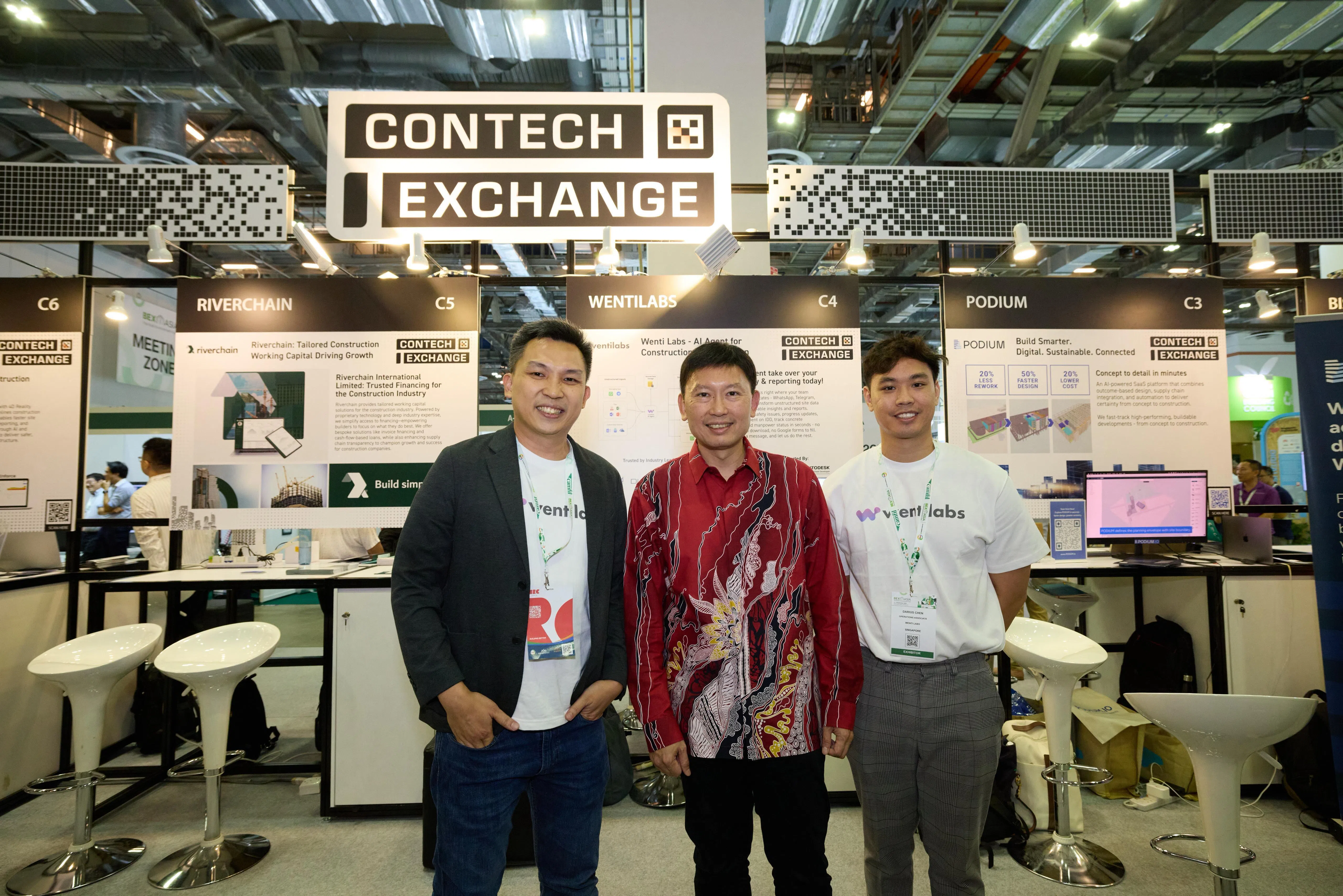 Wenti Labs在2025年受邀参与建设局主办的建筑科技交流会（ConTech Exchange），欧子敬（左）和公司工程师在现场与国家发展部长徐芳达（中）合照。（受访者提供）