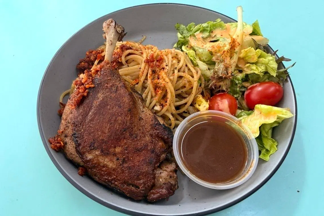 需要腌制整整一天，再慢煮16小时的油封鸭，是档口的招牌菜。（萧康达摄）