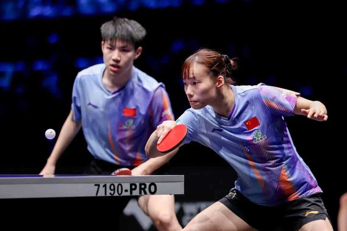 二号种子中国组合黄友政（左）／石洵瑶（右）战胜头号种子香港的黄镇廷／杜凯琹，夺得混双冠军。（WTT提供）