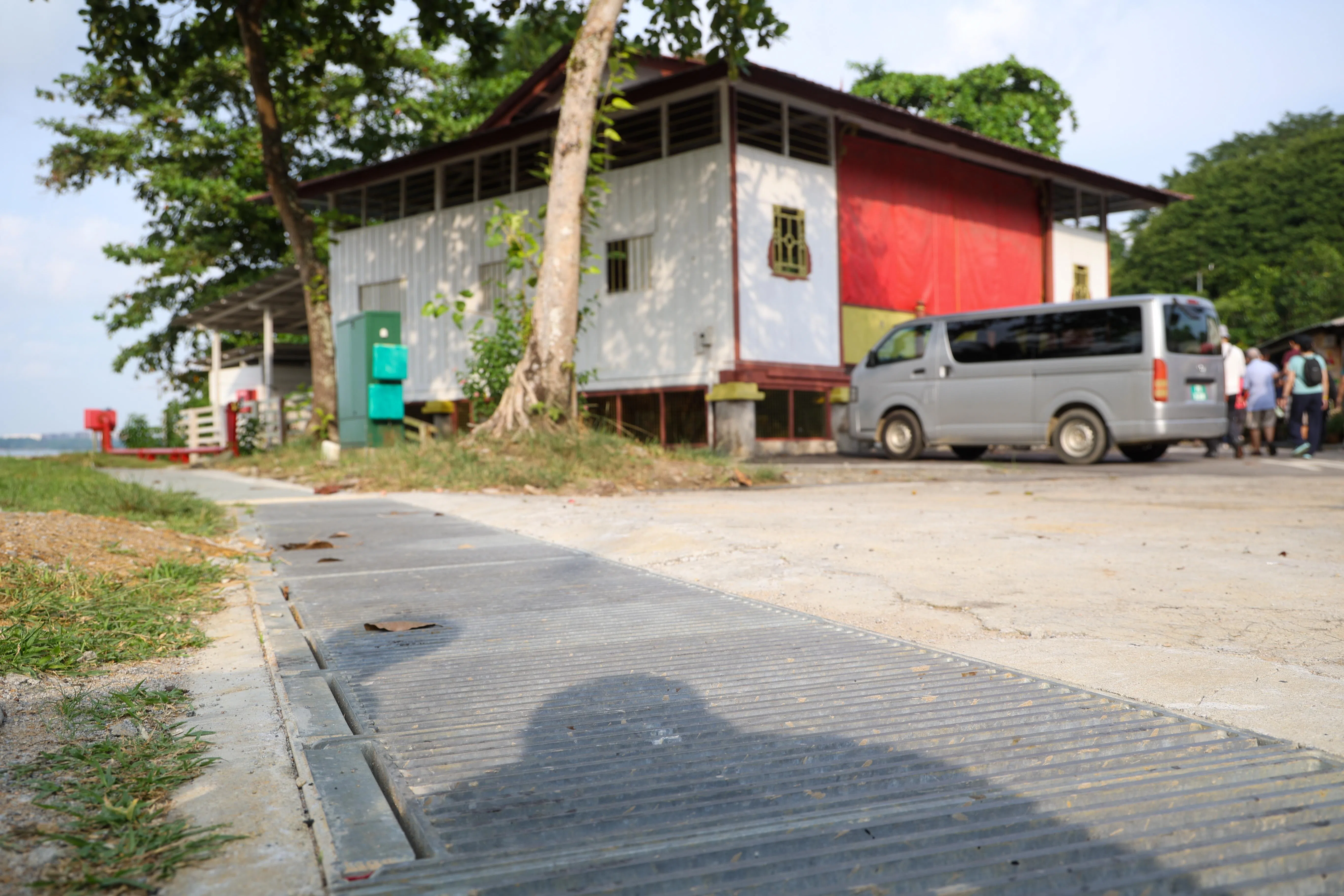 乌敏岛过去一年完成的基础设施提升工作，包括扩建大伯公庙前面戏台旁的排水沟。（蔡家增摄）
