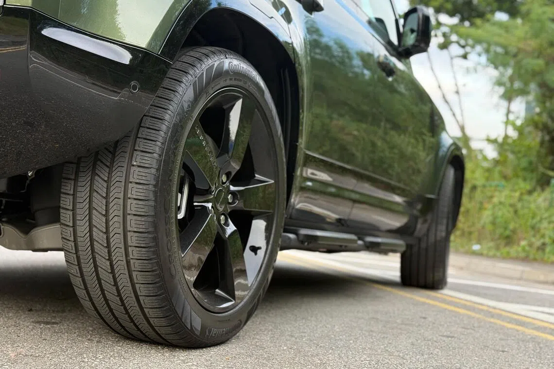 Defender虽然是庞然之躯，但操作稳定从容。（吴庆康摄）