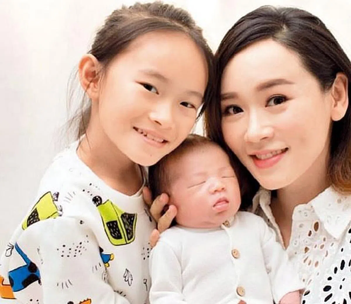 杨思琦公开儿女的照片，但他们的父亲身份始终保密。（互联网）