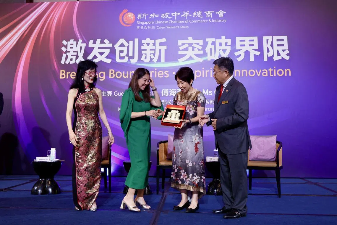 永续发展与环境部长傅海燕（右二）颁赠纪念品给星展集团副总裁陈淑珊（左二）。右一为新加坡中华总商会会长高泉庆，左一为总商会事业女性组主席黄亦巧教授。（陈斌勤摄）