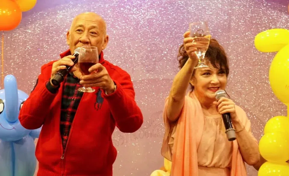 李家鼎（左）透露施明生前在TVB旧电视城的女厕惊内见红衣女鬼。（互联网）