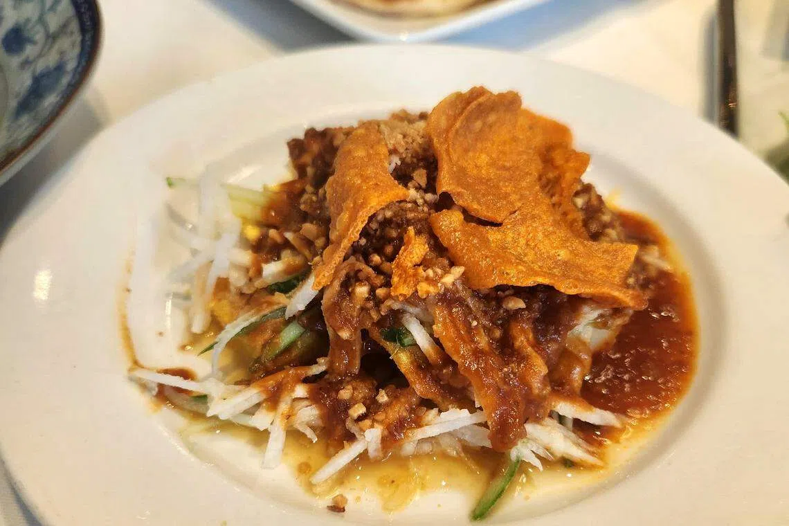 这一轮新品“Pasembur”是一种印度罗惹，内有炸饼脆、马铃薯、炸豆干和水煮蛋等。（陈爱薇摄）