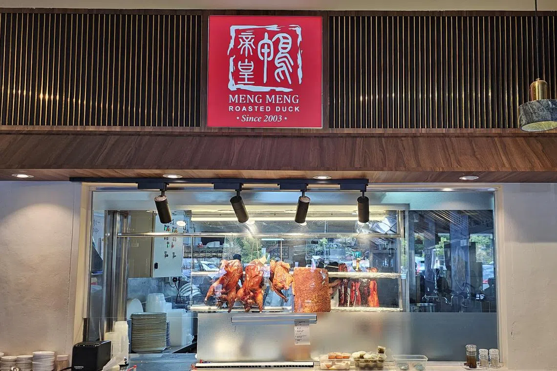阿明帝皇鸭炭烤鸭肉，脆皮油亮，带烟熏和药材香。（黄亿敏摄）