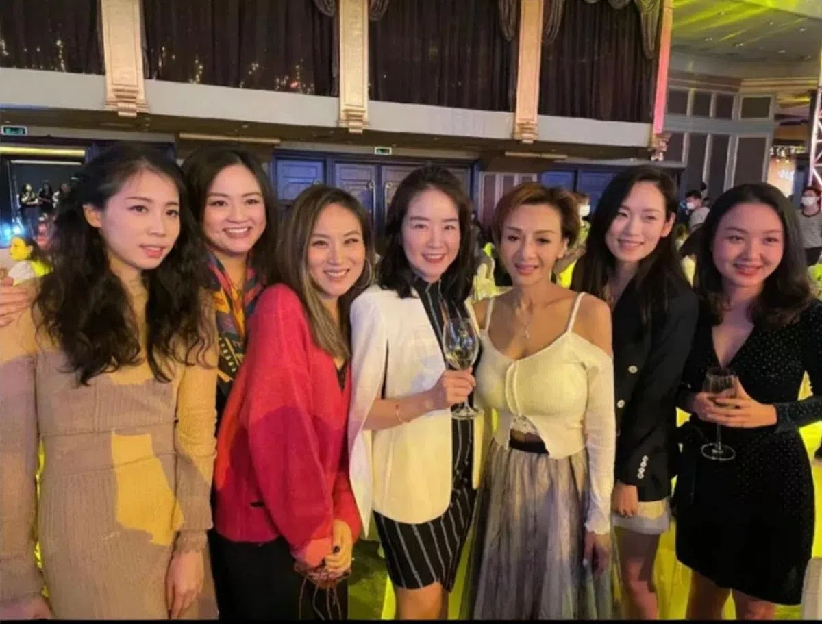 在最新流出的朋友圈照片中，叶子楣（右三）样貌气质依旧。（互联网）