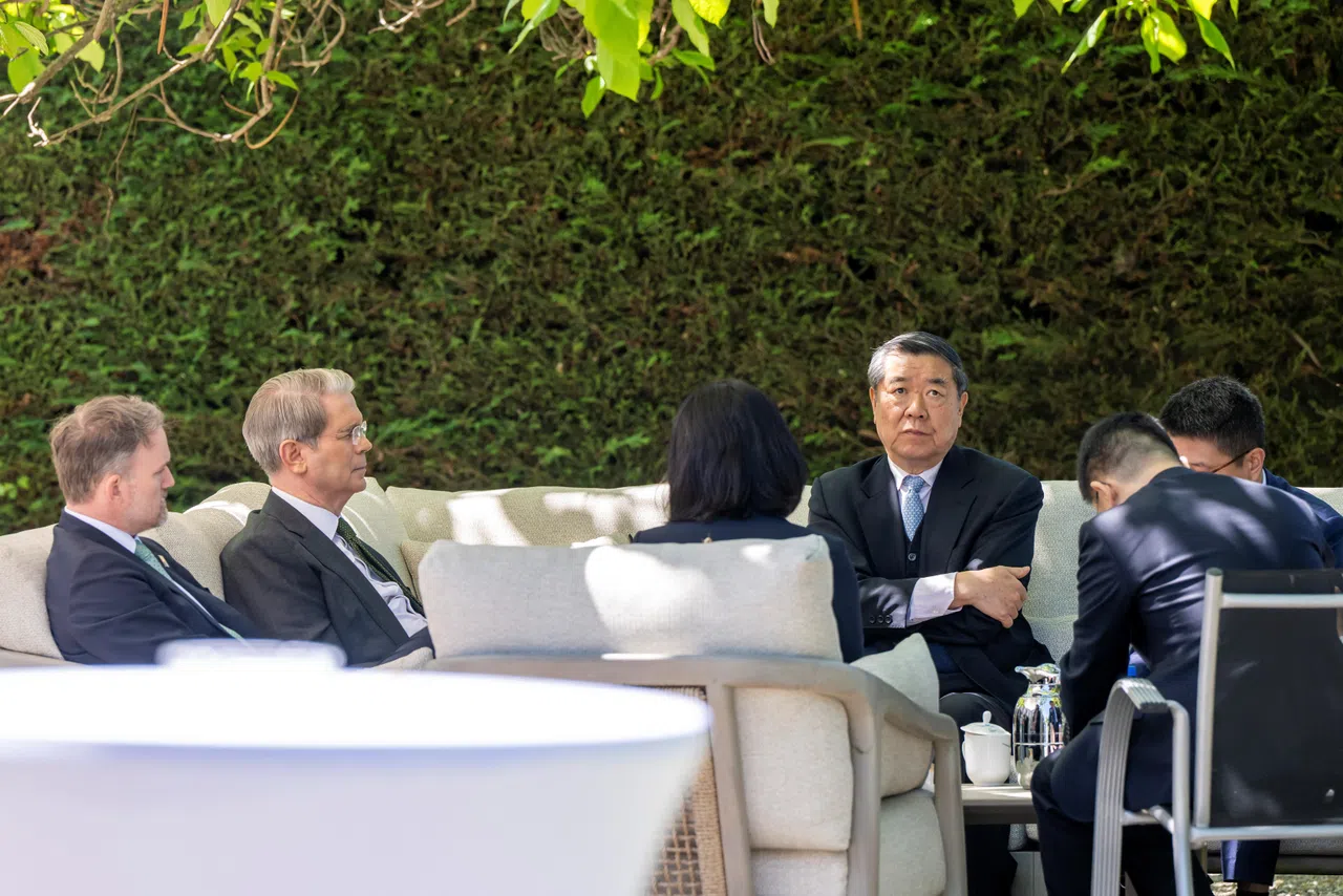 （左起）在日内瓦出席贸易谈判的美国贸易代表格里尔、美国财政部长贝森特和中国副总理何立峰5月11日在户外坐下商议。（路透社）