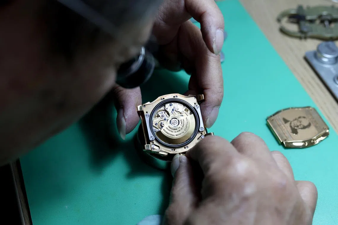 郭光辉持有瑞士制表师文凭，能修复复杂的三问表。（龙国雄摄）