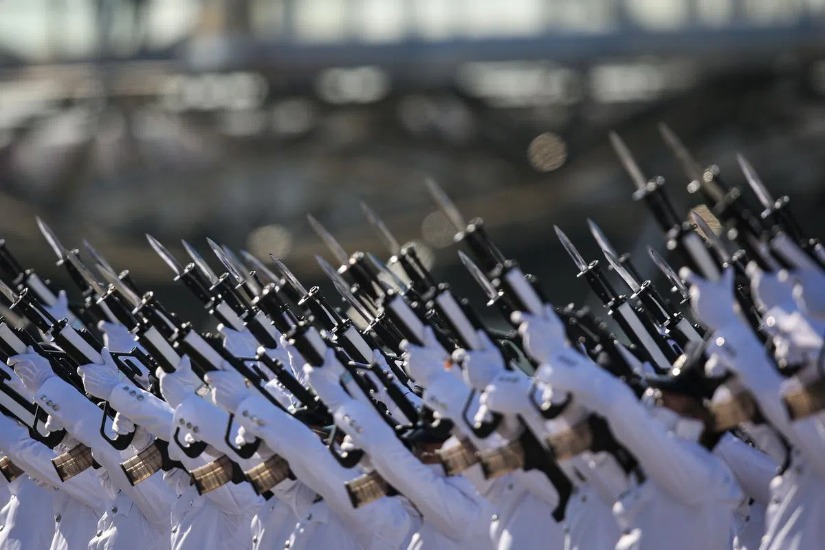 缺少了观众的欢呼声，检阅礼仍然有代表着对国家敬意的“枪声”。（李健玮摄）