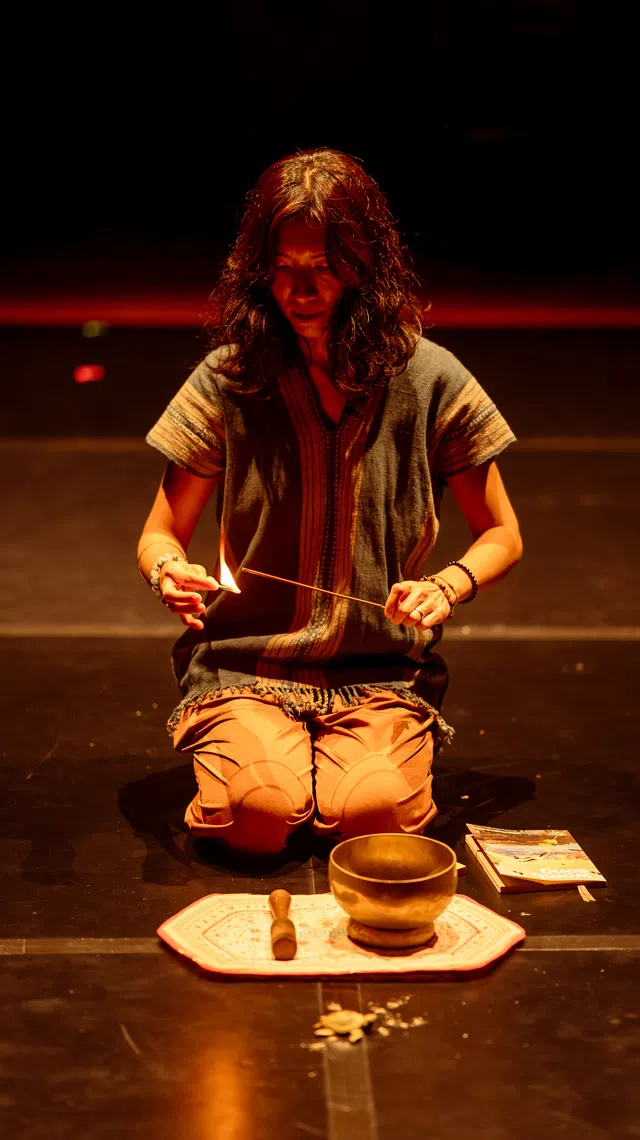 雪明在2025年新加坡仲夏夜空艺术节上，首次尝试了诗歌与肢体表演的形式。（Poh Yu Khing @The Listening Biennial Singapore）