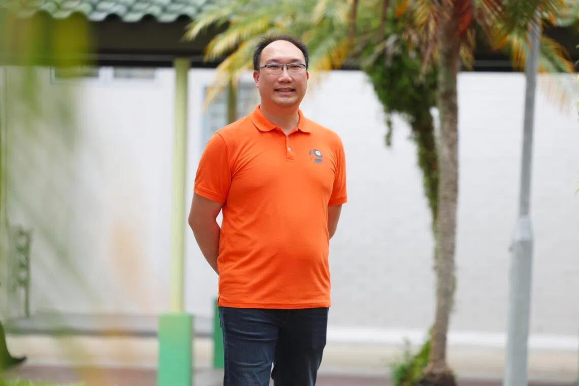 钟福明年轻时打过台球，但工作后就忘了，如今为了North Pool企划重新拾起这个兴趣，让他学到很多新知识。（郑一鸣摄）