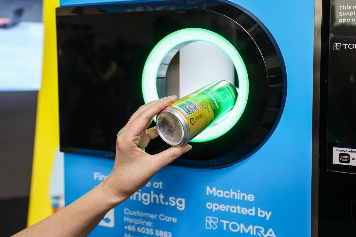 公众回收前须确保瓶罐贴有押金标签、条形码完整，并已清空且未压扁。（吴先邦摄）