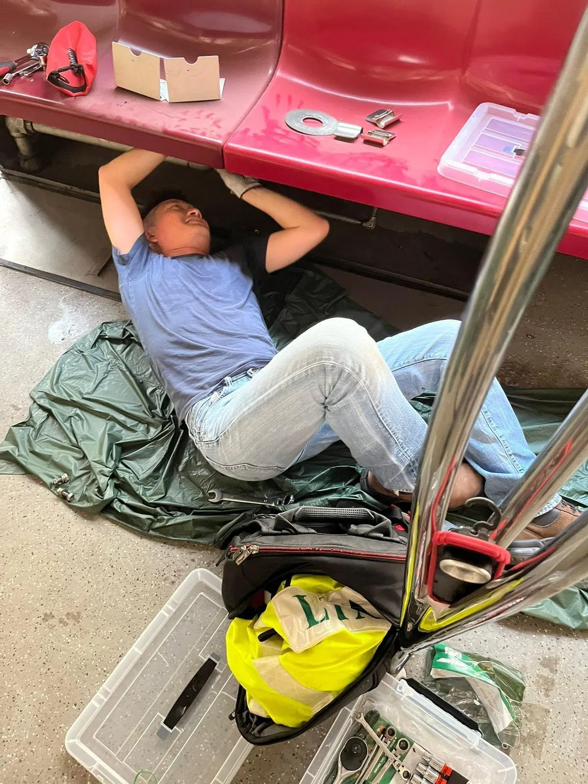 列车退役后，陆交局会把一些部件拆下捐出，赋予它们第二生命。至今，来自第一、第二和第三代列车的26个车厢，以及超过800个椅子和部件，通过升级改造计划都获得保留。（陆交局提供）