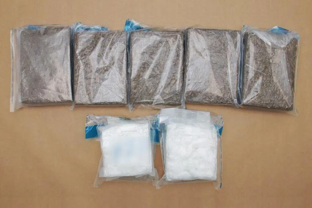 一名23岁马来西亚籍男子试图开车走私毒品入境，在兀兰关卡被移民与关卡局查获；接手的中央肃毒局人员顺藤摸瓜，于同一天较迟时候逮捕两名涉案的孟加拉籍男子。