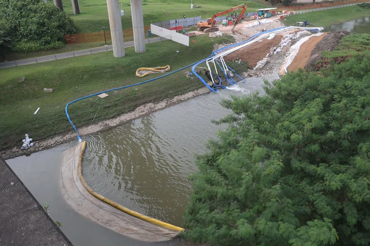 为了更好地疏导乌鲁班丹河的河水、降低淹水的风险，当局也将河道扩展至3.5米宽，并设置了几台大型抽水机。（饶进礼摄）