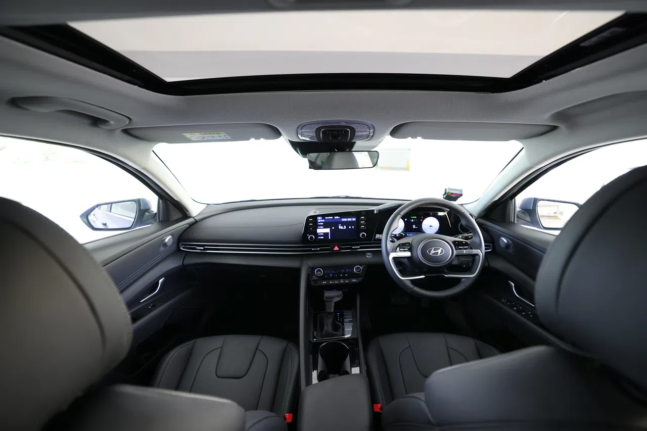 内饰设计简洁利落，车顶天窗可以打开通风。（林明顺摄）