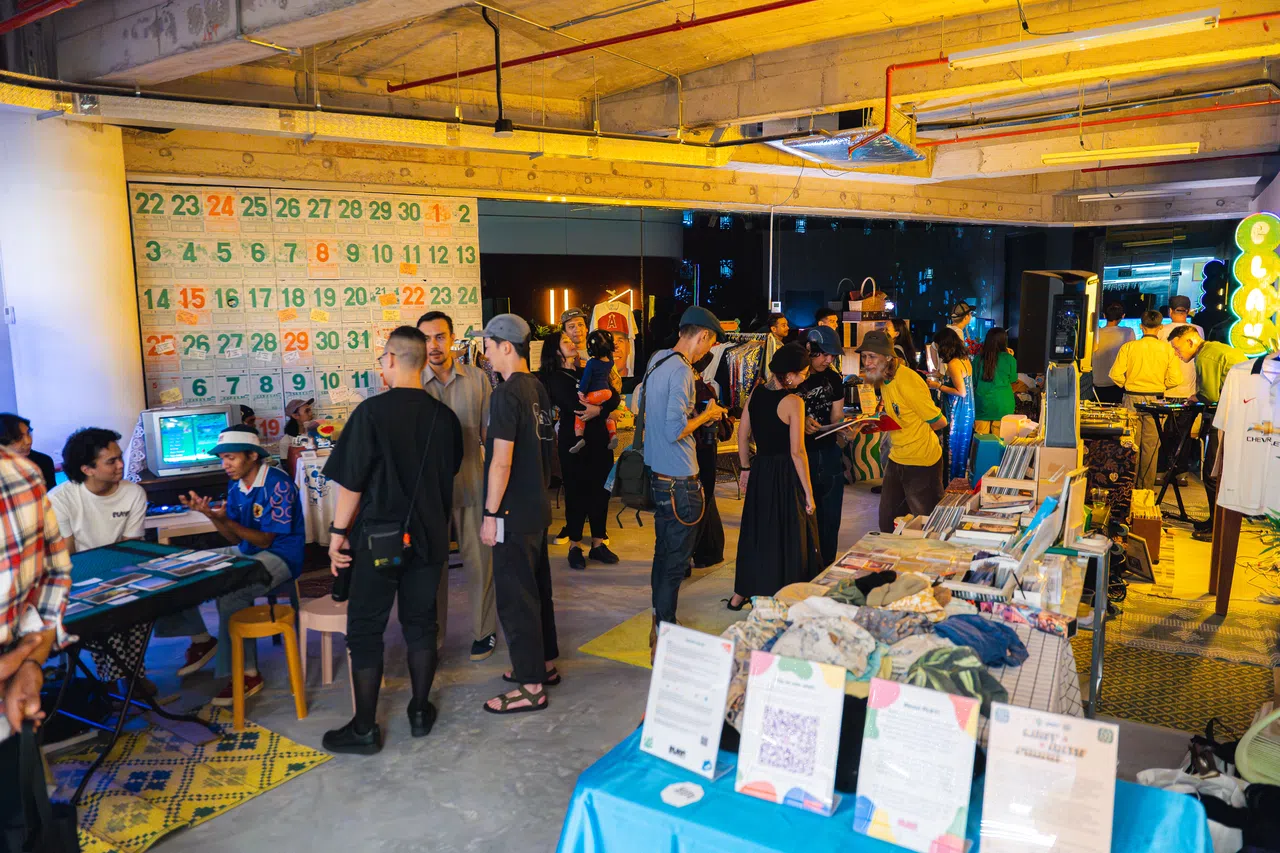 来往与开放空间的人潮，各自聊着爱好。（受访者提供）