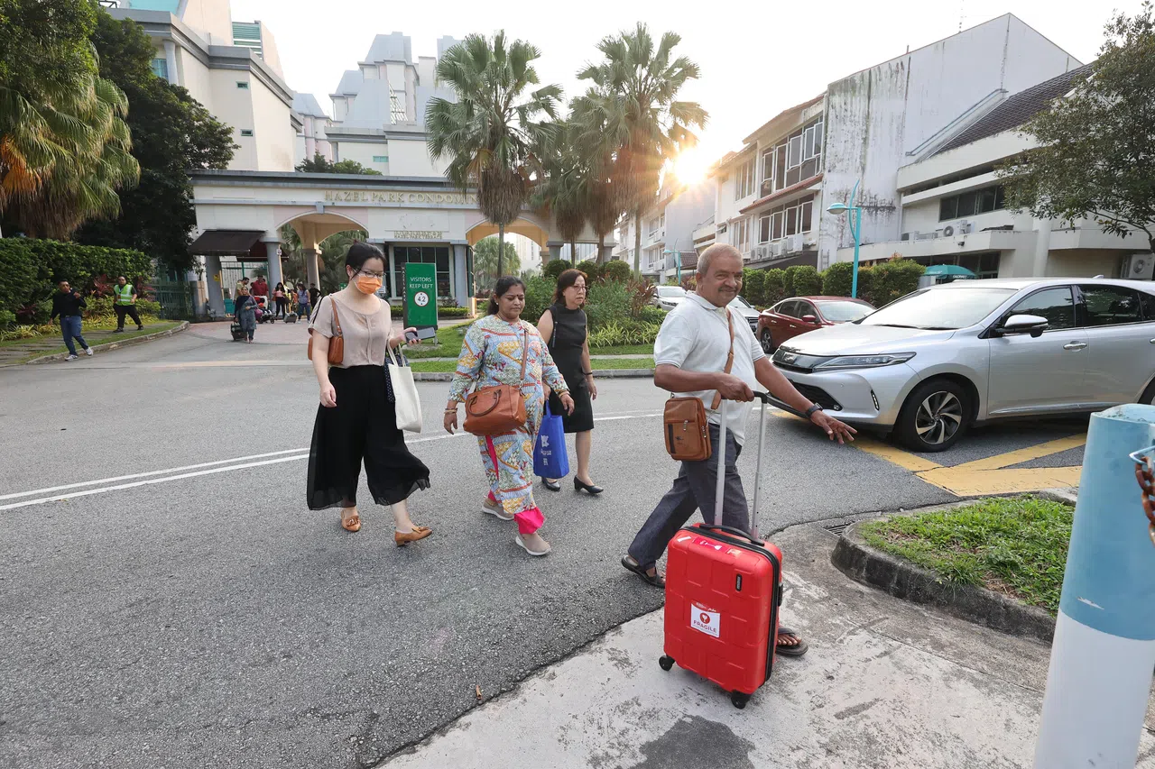 雅姿园（Hazel Park）的住户拿着行李离开住家。（唐家鸿摄）