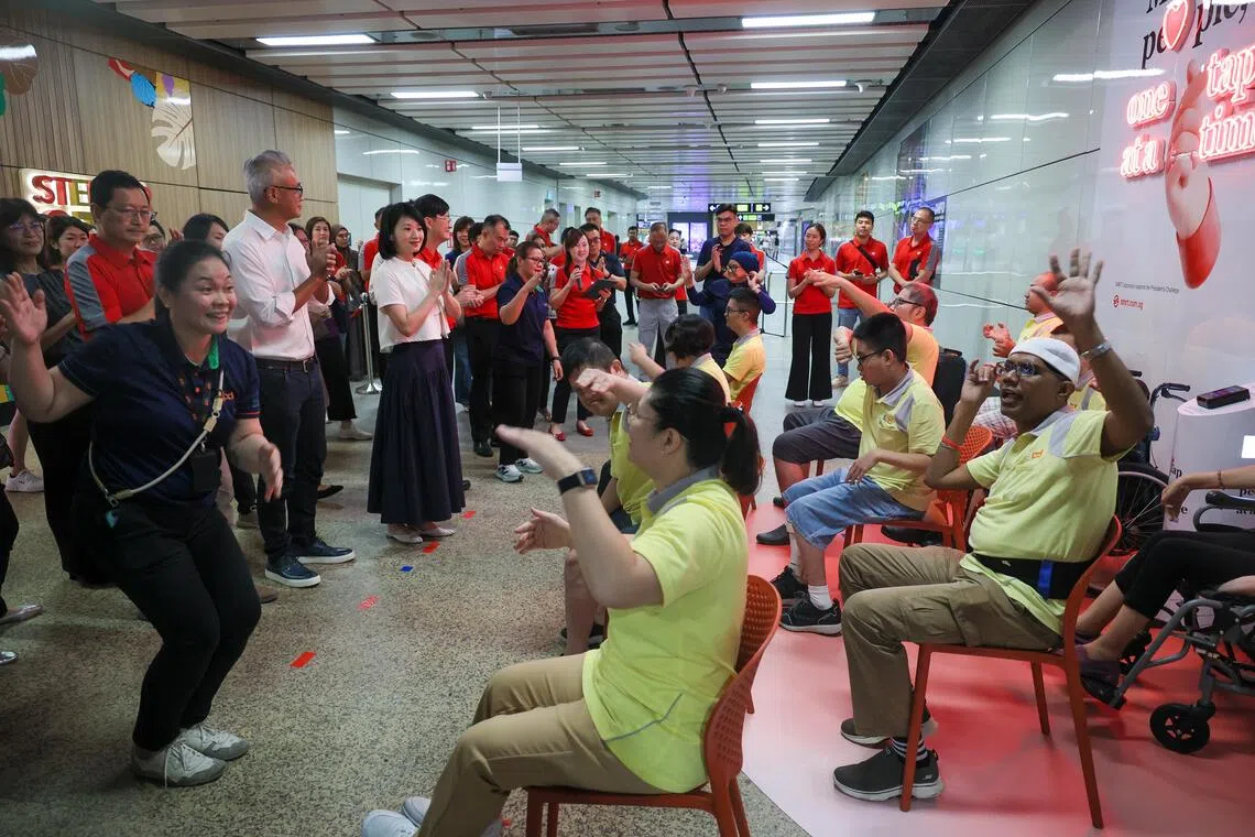 “为希望打卡”计划星期五在兀兰地铁站举行启动仪式，交通部兼国家发展部高级政务部长孙雪玲（左三）以主宾身份出席了活动。（张俊杰摄）