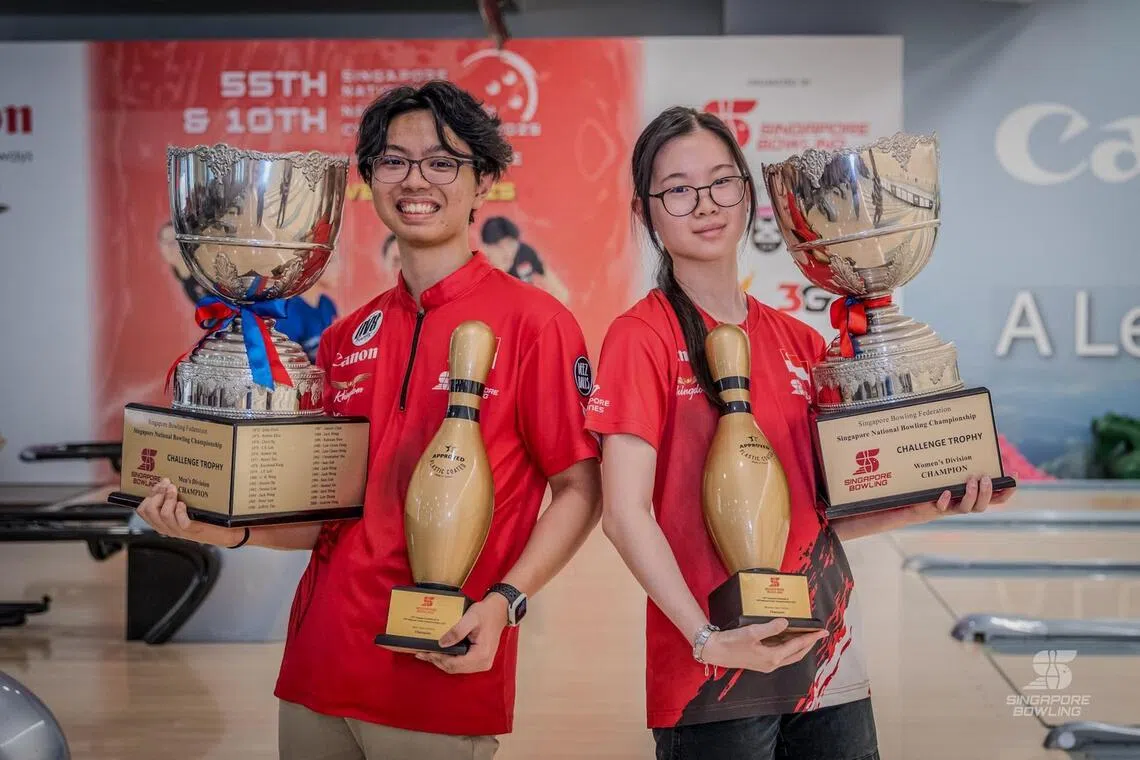 林俊和程伊萱在本届全国赛分别获得男子和女子公开组冠军。（新加坡保龄球总会提供）