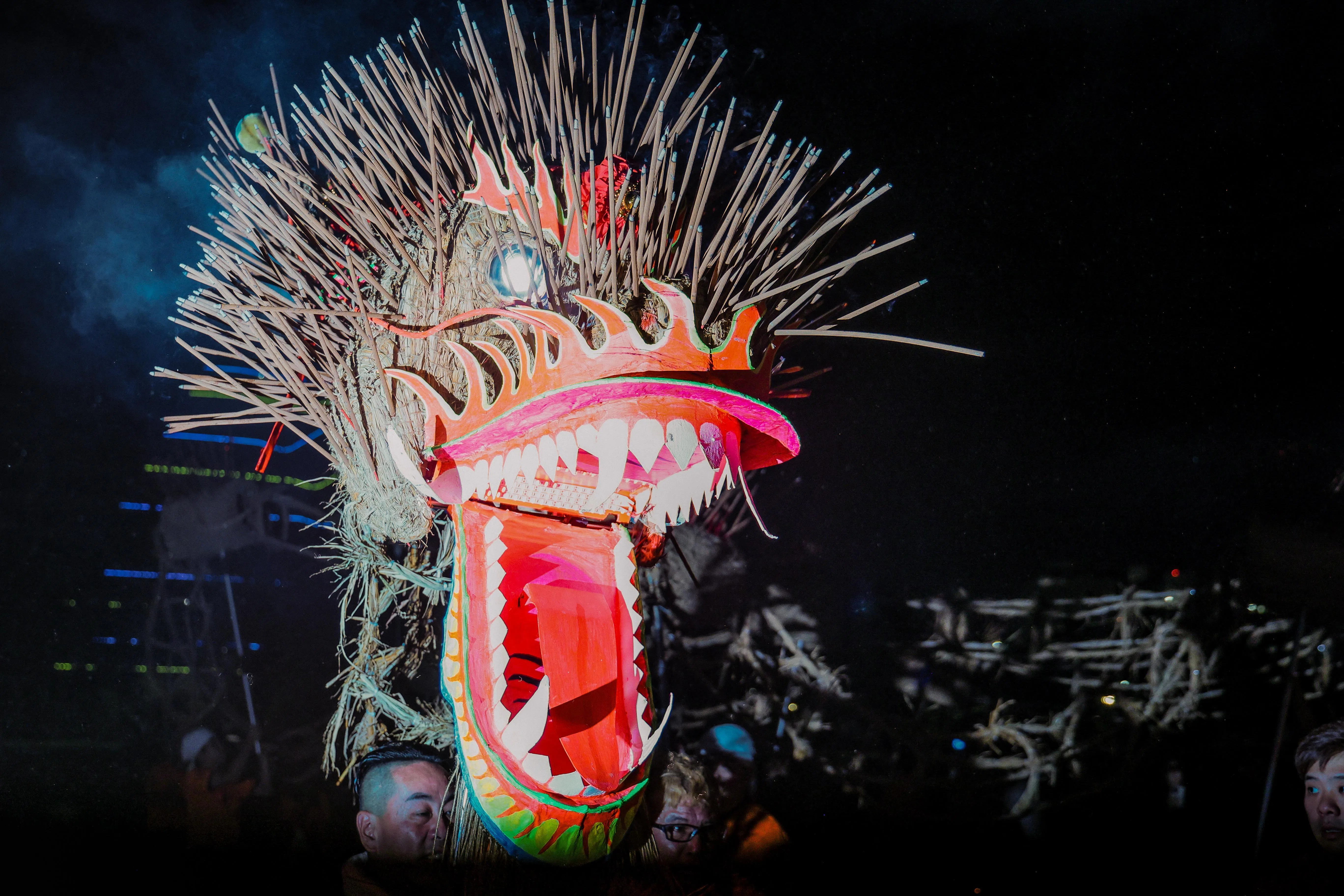 龙头插了800多支香，重达30公斤。（张俊杰摄）