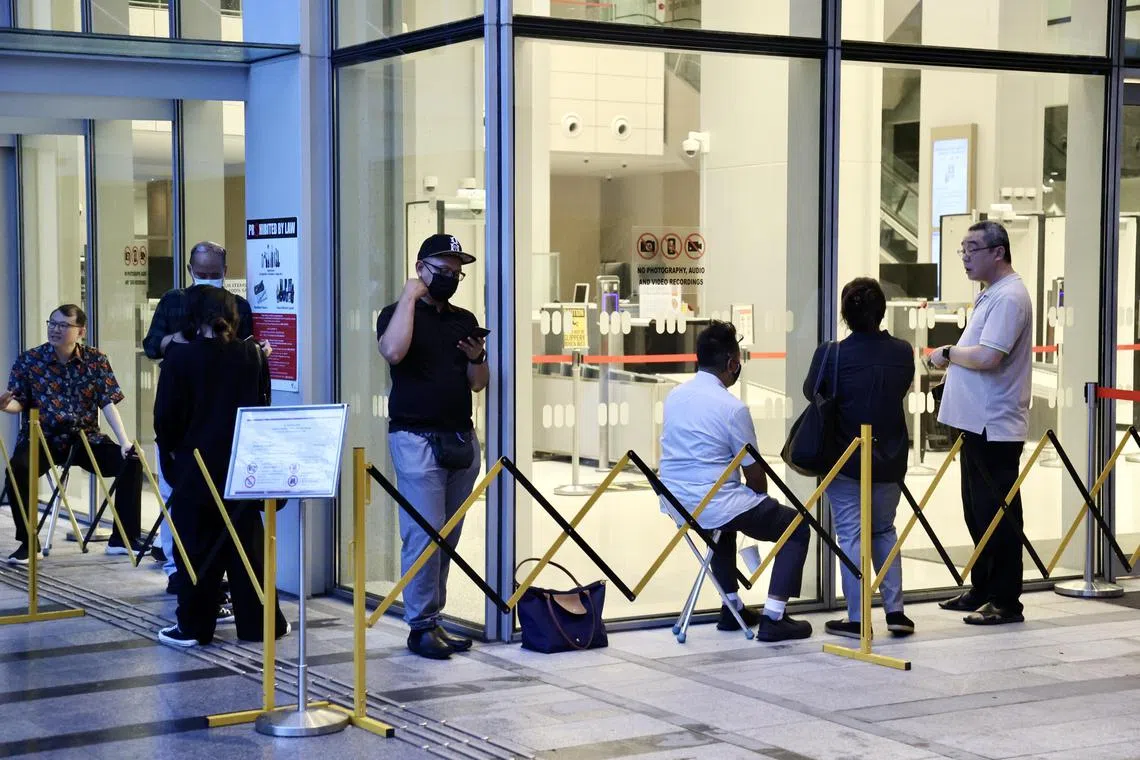 法庭星期一早上7点派发号码牌，允许公众进入庭室旁听，当时已有约10人在庭外排队。（邝启聪摄）