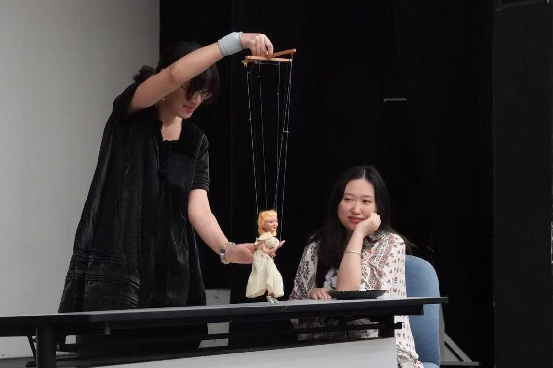 宋姝予（左）自制木偶，在国大戏剧课堂上展示。（受访者提供）
