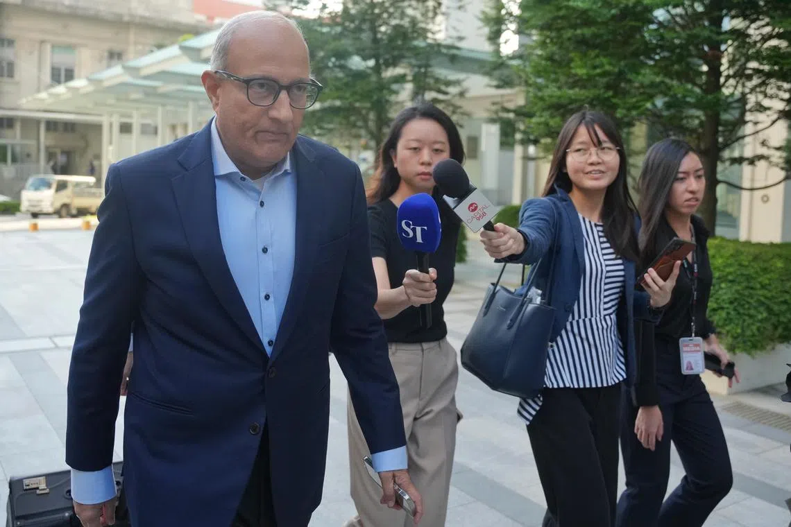 易华仁（左一）被加控八项抵触刑事法典第165节条文（公务员不得接收贵重物品或礼物）的控状。（谢智扬摄）