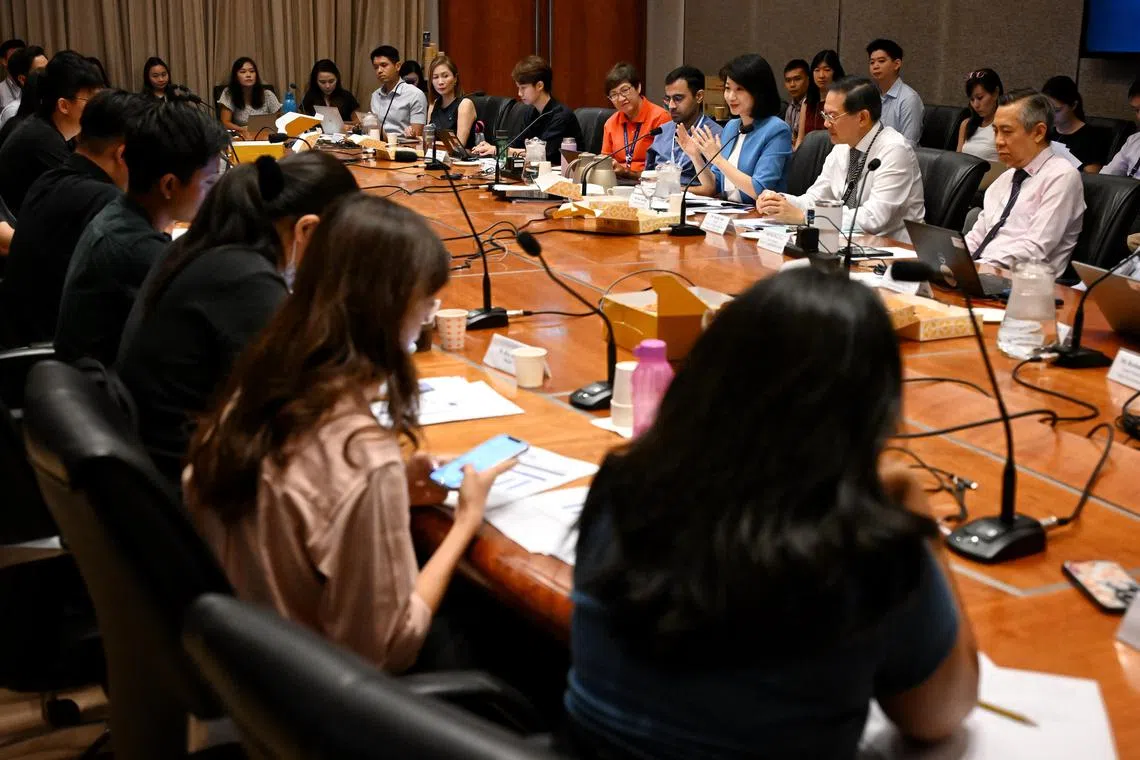 内政部兼社会及家庭发展部政务部长孙雪玲（蓝衣者）在媒体吹风会上说，各政府机构致力全方位打击诈骗，但仍有86%受害者受骗而自动将钱转给诈骗团伙。（海峡时报）