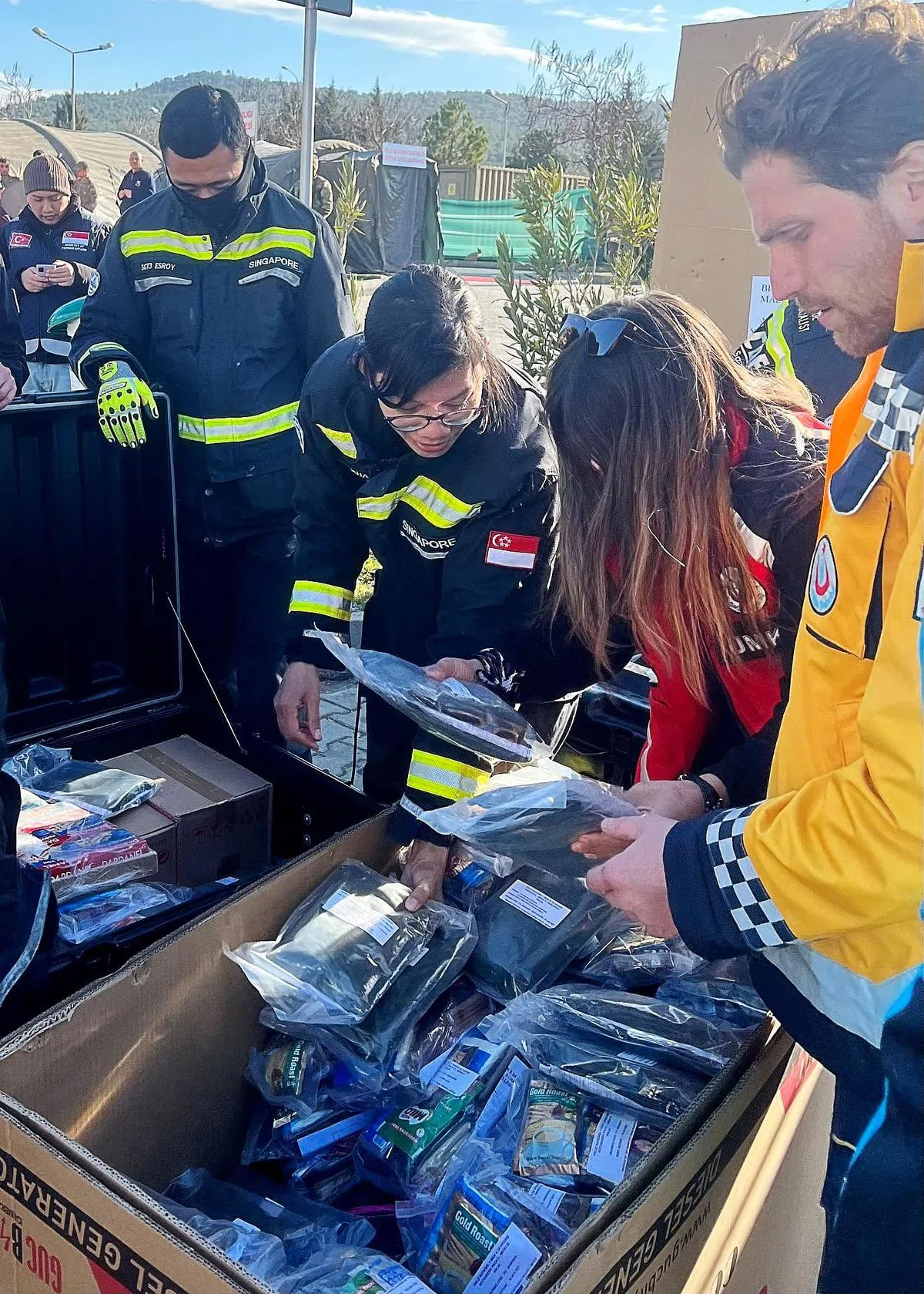 新加坡团队将医疗用品、口粮、防寒衣物和帐篷等必需品，交给土耳其的国家医疗队伍。