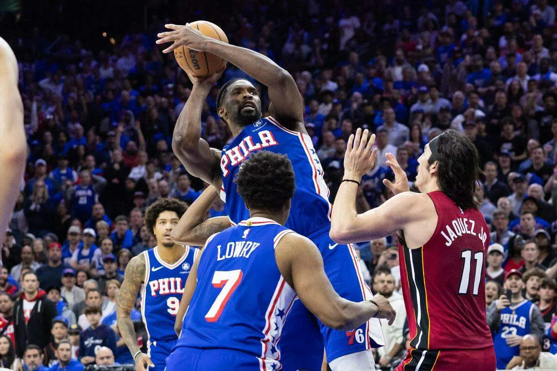 恩比德（持球者）夺下23分和15篮板，率领76人闯入NBA季后赛。（路透社）