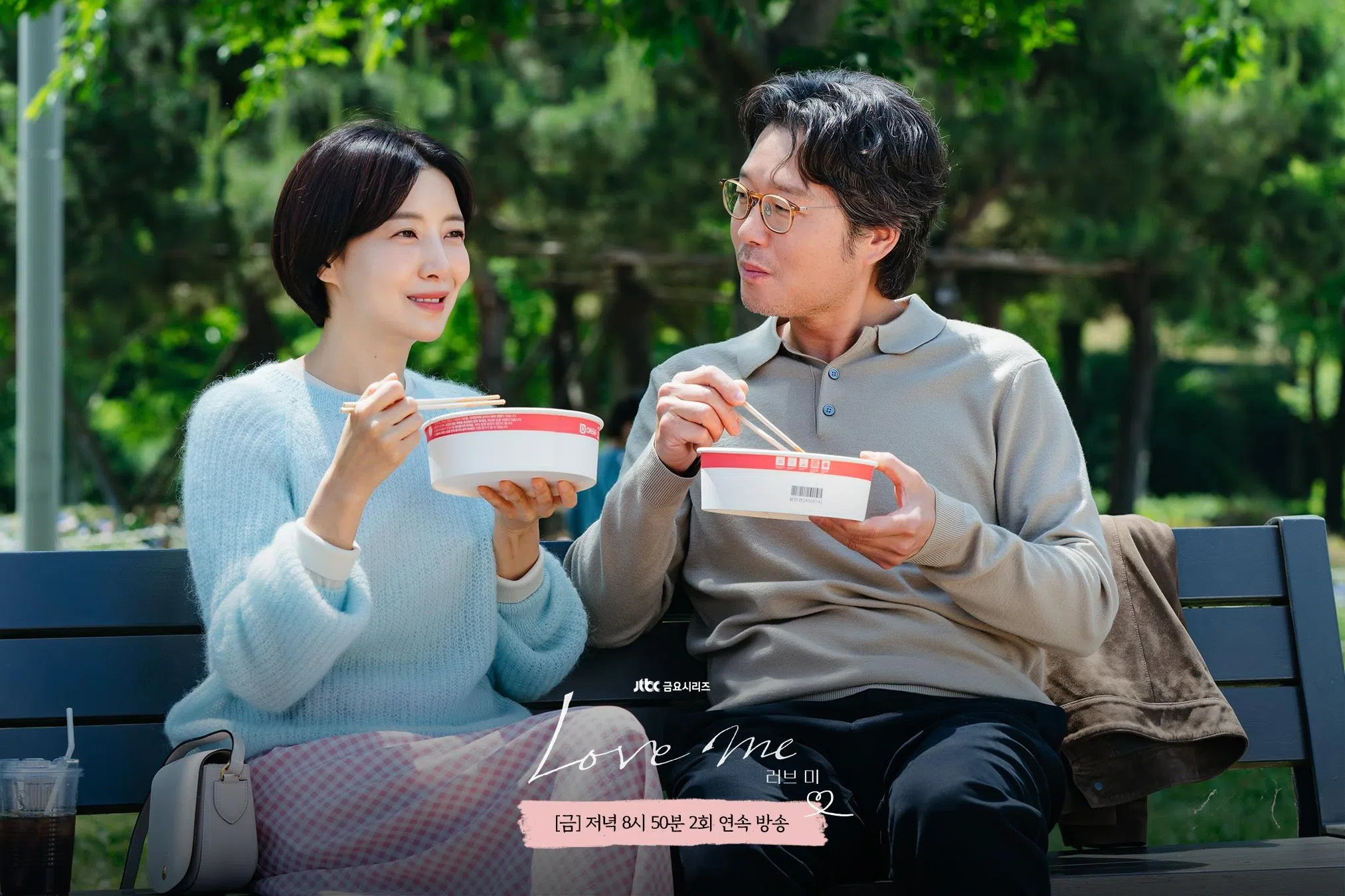 徐振浩（右）在妻子逝世后踏上旅途，没想到在人生低谷之际，遇见了令自己心动的导游陈慈英（尹世雅饰）。（取自JTBC Drama脸书）