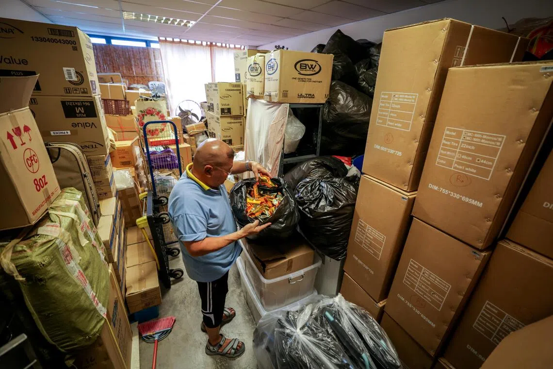 由于俞肇斌没时间打理，爱心团结义工机构位于兀兰厂房的办公室像仓库。（叶振忠摄）