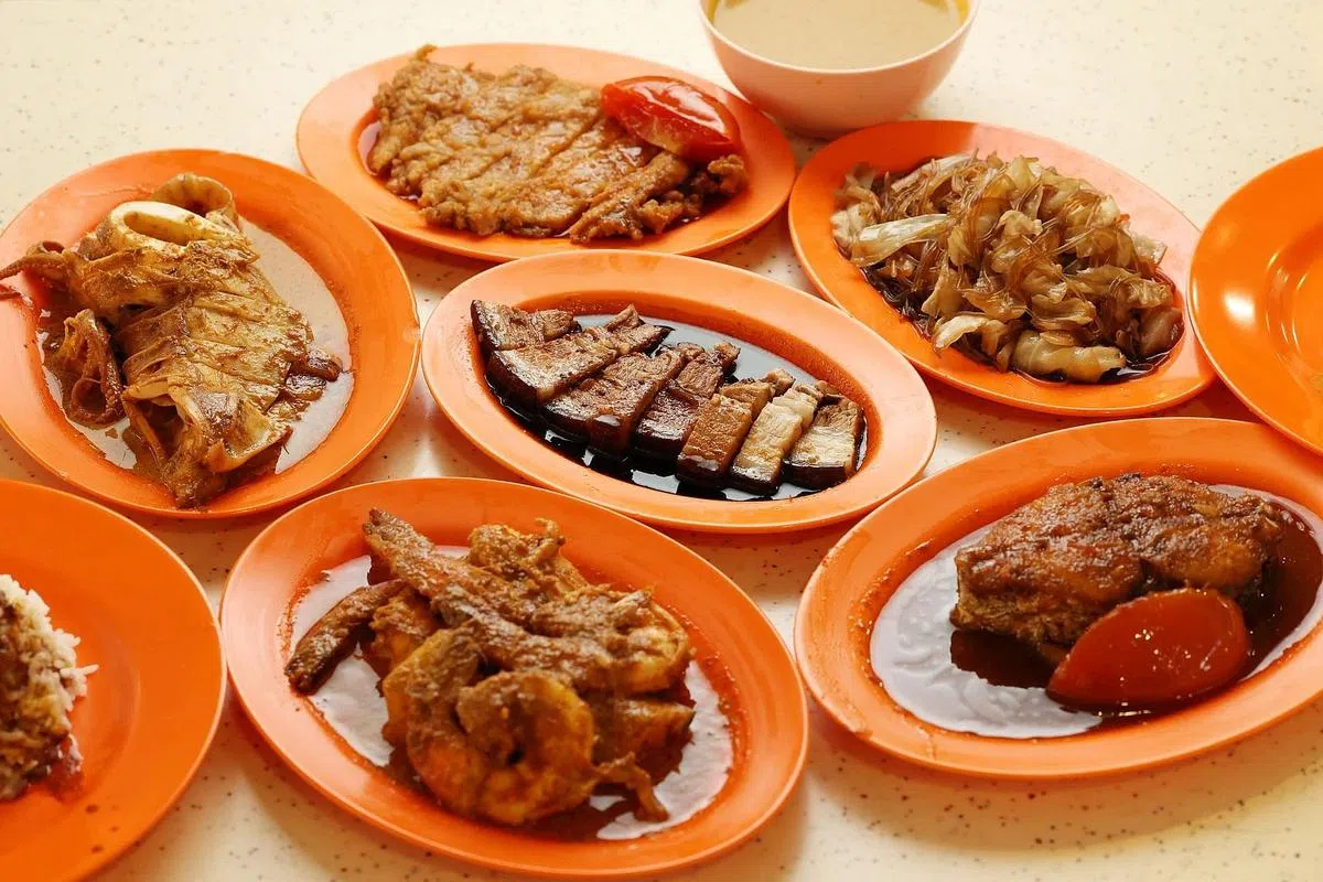 海南家乡咖喱饭创办于1946年，每天推出近20道菜肴，四大菜色有炸猪扒、杂菜、卤肉和参峇虾。（何家俊摄）