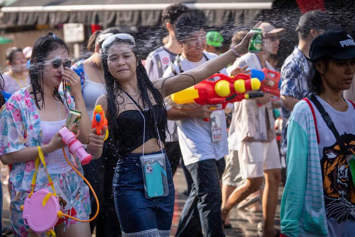 水战中一路畅饮。（蔡光发摄）